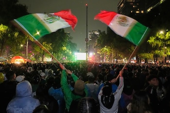 Millones se concentraron en el Ángel tras victoria de México sobre Ecuador. (AP Foto/Marco Ugarte)