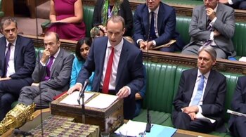 Dominic Raab da un discurso