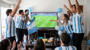 Los hinchas argentinos festejan el triunfo de la Selección ante Inglaterra