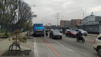 Reportan volqueta varada en la