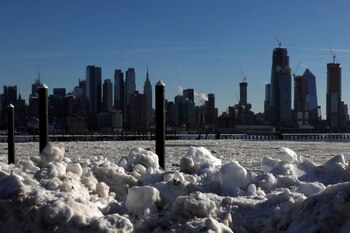 Se observa hielo en el río Hudson entre Nueva Jersey y la ciudad de Nueva York, visto desde Weehawken, Nueva Jersey, Estados Unidos, el 7 de enero de 2018. (REUTERS/Mike Segar/ARCHIVO)