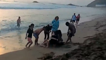 Bañistas salvan a dos jóvenes