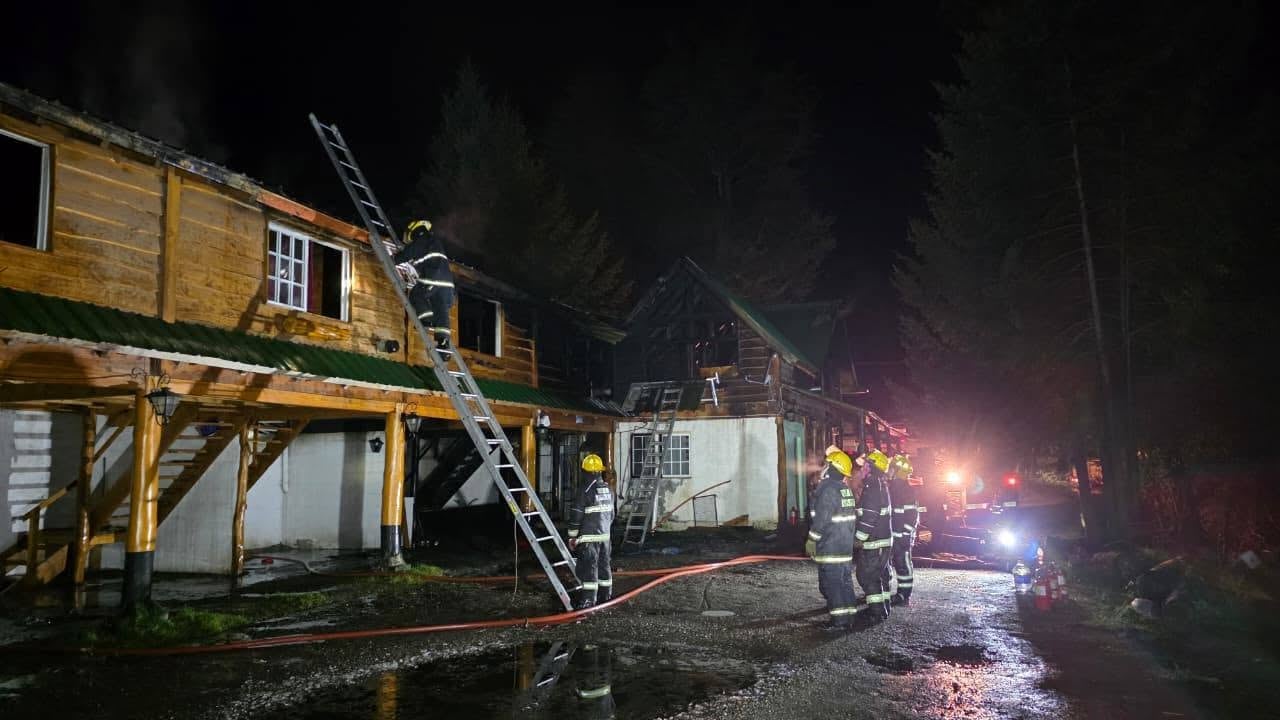 El fuego en el exmotel de Villa La Angostura dejó sin hogar a familias que residían de forma permanente en el lugar