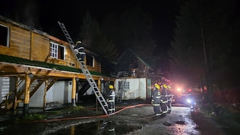 El fuego en el exmotel de Villa La Angostura dejó sin hogar a familias que residían de forma permanente en el lugar