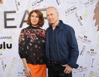 Bob Odenkirk y Naomi Yomtov,