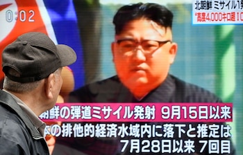 Un televisor en Tokio (Japón) que muestra al líder norcoreano Kim Jong-un e informa sobre el lanzamiento de un misil. EFE/FRANCK ROBICHON