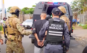 La policía de migración colaboró para garantizar la custodia y seguridad del detenido antes de formalizar su deportación. Crédito: Presidencia de la República