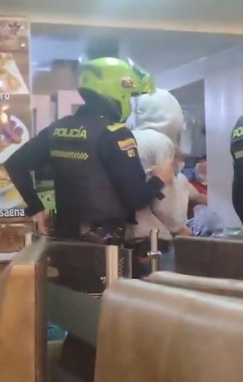 La Policía Nacional incautó un revólver traumático y recuperó la cadena robada, además de encontrar en poder del detenido un anillo y una manilla de oro en investigación - crédito @PasaenBogota / X