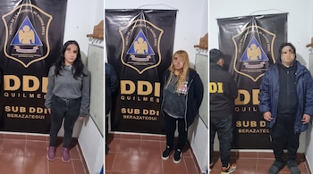 Tres fotografías alineadas de dos mujeres y un hombre con rostros difuminados ante un cartel de la Policía de Buenos Aires.