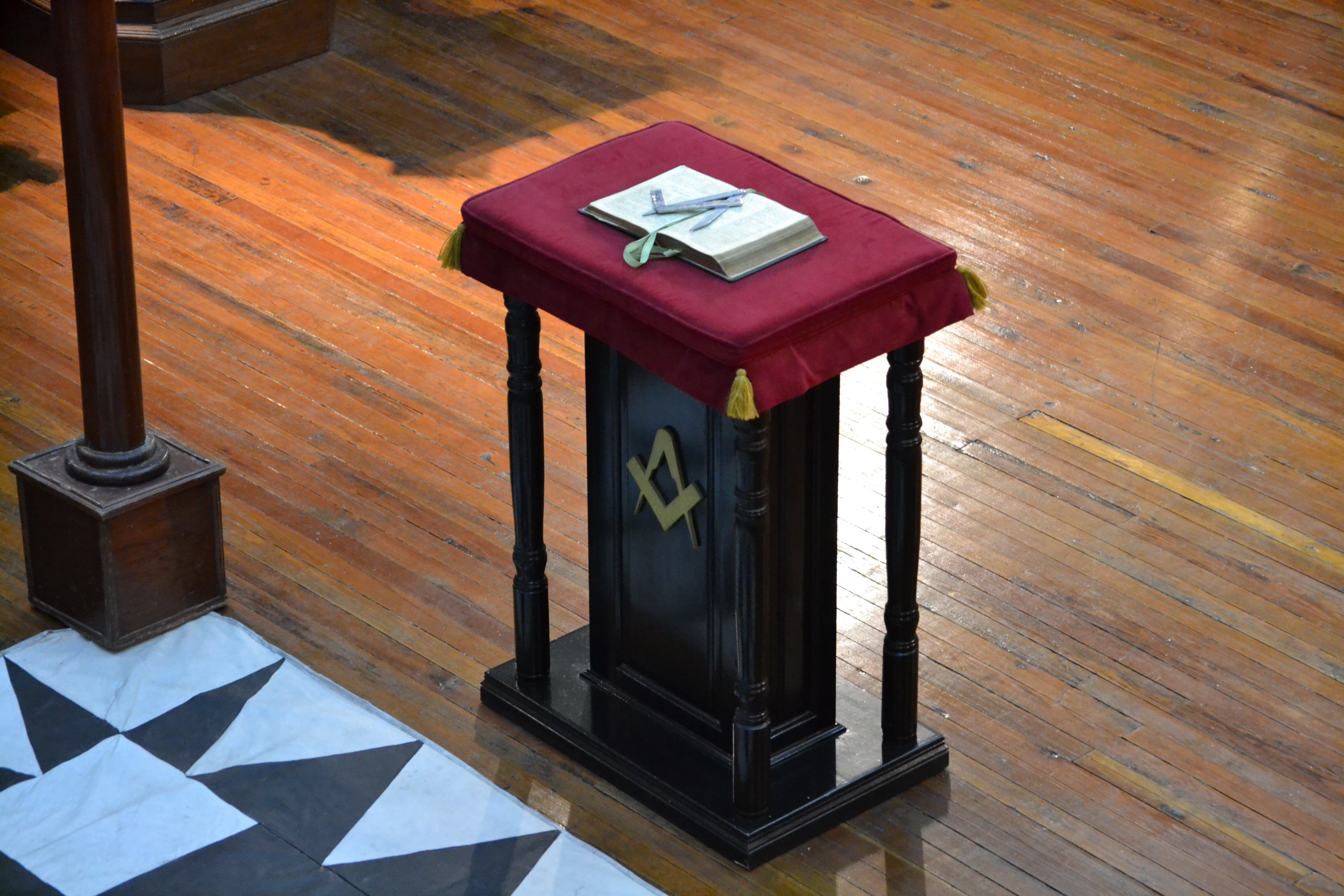 El ara de los juramentos, donde tienen lugar los actos más solemnes de la logia