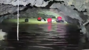 Con cero visibilidad y en ríos subterráneos, así es el peligroso rescate de buzos del Ejército a tres mineros en Sinaloa