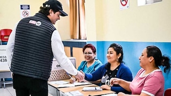 Embajador de EE.UU asistió a local de votación para supervisar el proceso electoral.