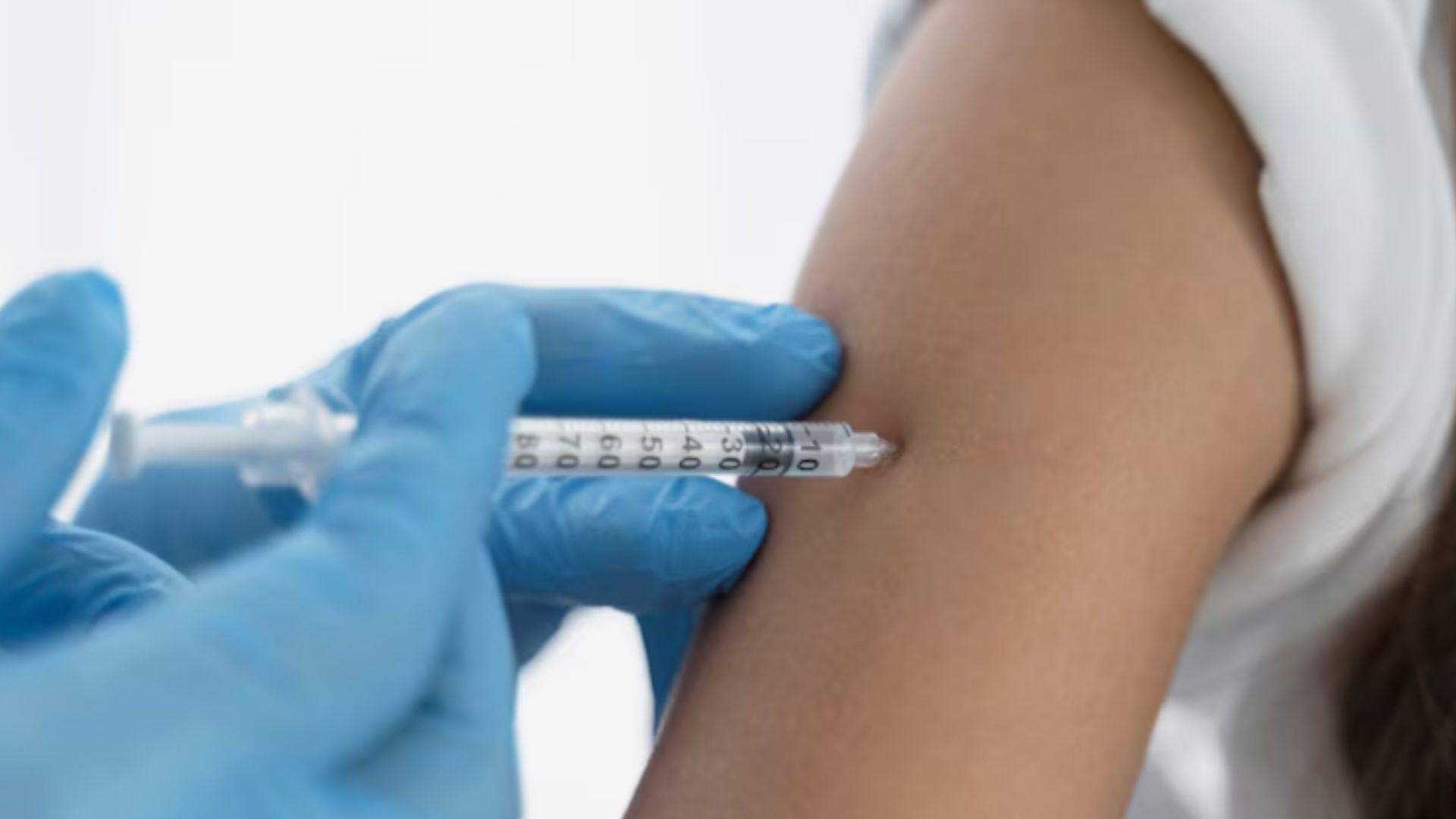 La prevención del sarampión depende casi por completo de la vacunación, una herramienta que reduce en un 95 por ciento la posibilidad de desarrollar la infección (Freepik)