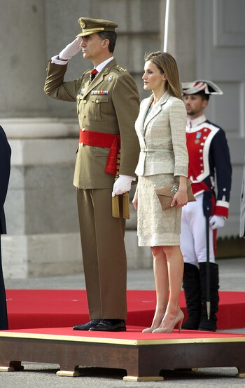 La cita de 2014 fue la última a la que acudió como princesa de Asturias, pues unos días después su marido se coronó como Felipe VI y ella pasó a ostentar el cargo de reina. Ese año llevó un look bastante sobrio en color beis compuesto por una chaqueta y una falda de lino. El outfit lo firmaba Felipe Valera y lo completó con unos peep toes y una cartera de mano a juego.