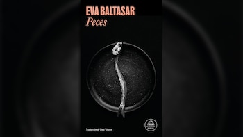 Cubierta de libro en blanco y negro con el título 'EVA BALTASAR Peces'. Muestra un esqueleto de pez en una sartén redonda oscura. Incluye 'Random House' y 'Traducción de Unai Velasco'