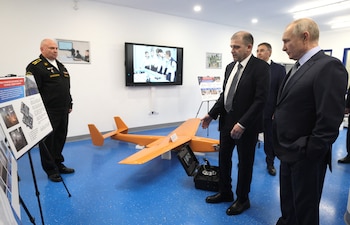 Putin inspecciona un modelo de dron en la Universidad Técnica Naval de San Petersburgo. La casa de estudios donde se graduó el mandatario también recluta estudiantes para las fuerzas de UAV. (archivo / Kremlin vía Reuters)