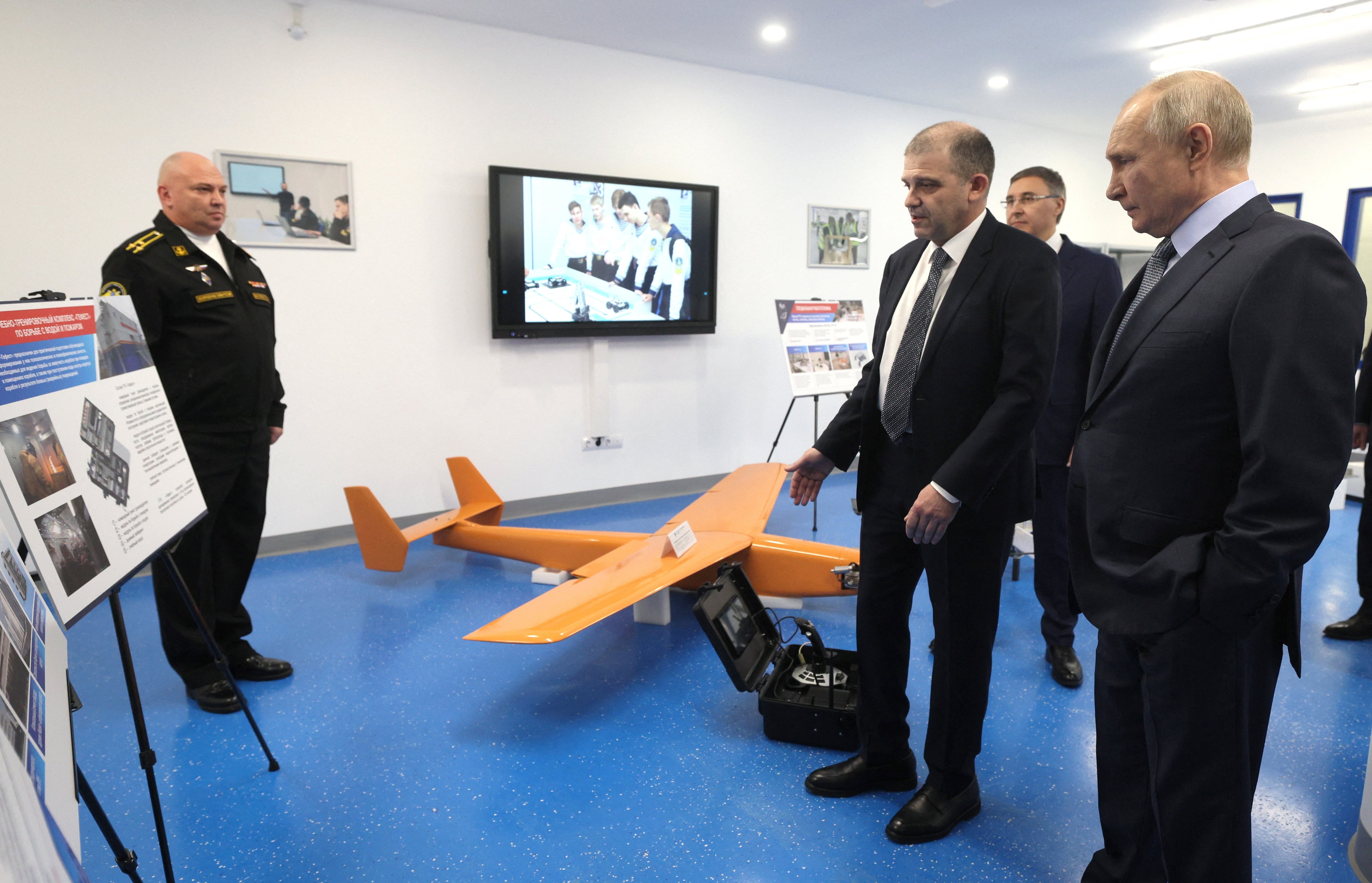 Putin inspecciona un modelo de dron en la Universidad Técnica Naval de San Petersburgo. La casa de estudios donde se graduó el mandatario también recluta estudiantes para las fuerzas de UAV. (archivo / Kremlin vía Reuters)