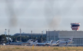Un avión gubernamental ruso y aviones privados en la pista del aeropuerto de Esenboga en Ankara, Turquía (REUTERS/Tunahan Turhan)