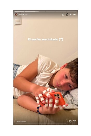 Tras una larga jornada de surf, Momo tuvo que encintarse los dedos