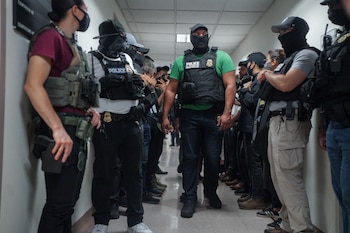 El fallo mantiene vigente la prohibición de cooperación formal entre fuerzas de seguridad locales e ICE, que entrará en vigor el 25 de agosto en Nueva York (AP Foto/Olga Fedorova).