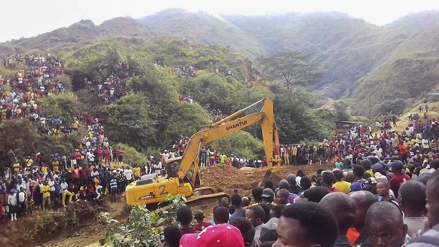 Una multitud de personas se congrega alrededor de una excavadora Shantui trabajando en una mina de coltan en Kamituga, República del Congo, en medio de las colinas. (Imagen de archivo de otro derrumbe en una mina en Congo. EFE/EPA/STR)