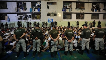 Gobierno plantea usar hangares militares para albergar temporalmente a criminales de baja peligrosidad
