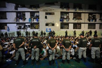 Gobierno plantea usar hangares militares para albergar temporalmente a criminales de baja peligrosidad. (Foto: PCM)