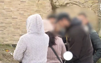 Jóvenes hacían transmisión de Tiktok mostrando armas y fueron detenidos por la Policía (Captura Telemundo/Canal 12)