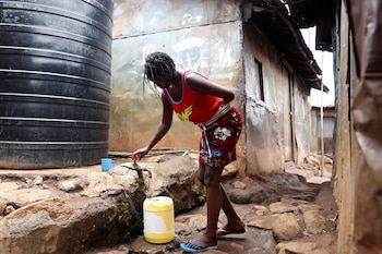 Una mujer llena una garrada con agua procedente del tanque de un vendedor, en la barriada de Kibera, en Nairobi, Kenia, el 21 de marzo de 2023. (AP Foto/Brian Inganga)