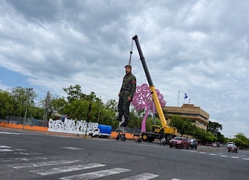 La gigantesca estructura metálica dedicada a Fidel Castro, está siendo instalada en la icónica avenida De Bolívar a Chávez. (Foto 19 Digital)