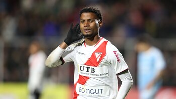 El dominicano Dorny Romero jugará con Always Ready el partido frente a Nacional de Uruguay