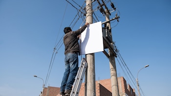 Carteles, paneles y banderolas de propaganda electoral colgados en postes y cables eléctricos pueden provocar descargas y cortes de luz