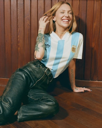 Los looks de La Joaqui fusionan streetwear, lujo y referencias al número 10 como símbolo de pertenencia