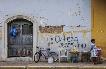 Una mujer vende refrescos frente