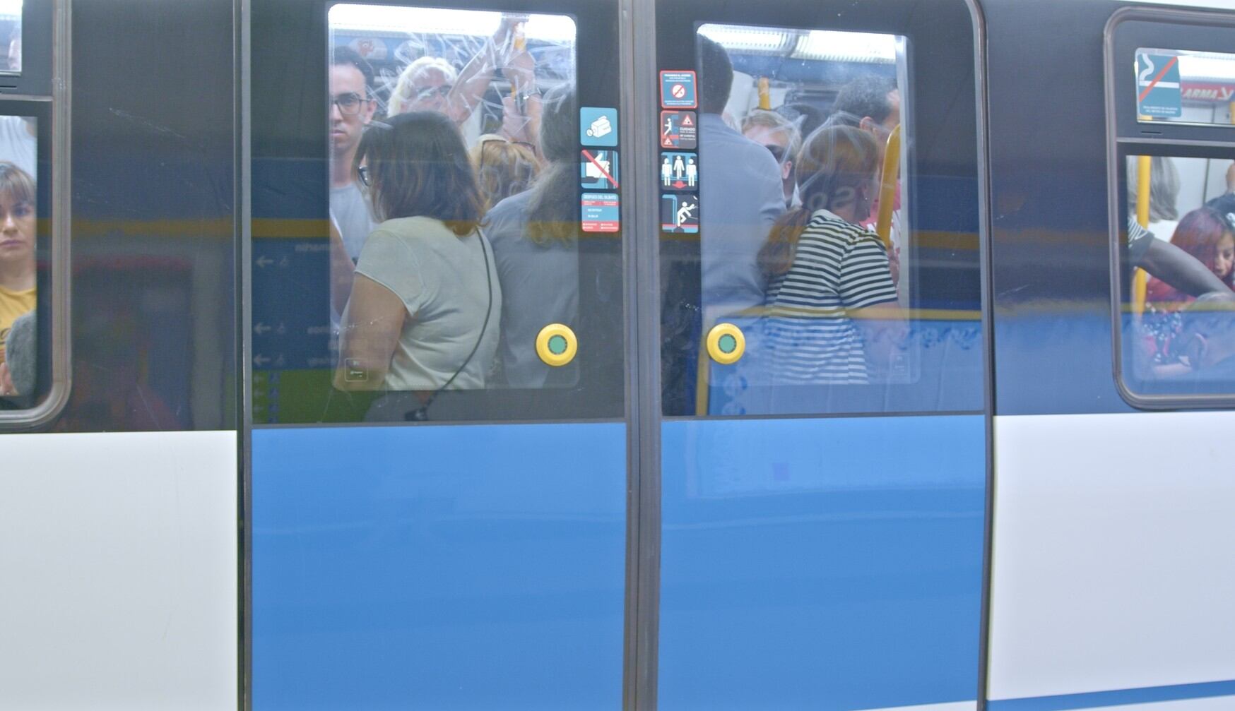 En la parada de Sol, en verano, hacen lo posible por entrar.