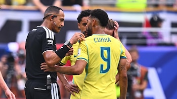El estadounidense Ismail Elfath dirigirá la semifinal del Mundial entre Argentina e Inglaterra