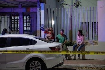 CULIACÁN, SINALOA, JUNIO102026.– Una corona fúnebre con la leyenda “Fam. Gárate Valenzuela” fue abandonada la tarde de este miércoles en la entrada del domicilio de la diputada local del PRI, Paola Gárate Valenzuela, ubicado en la colonia Emiliano Zapata. La legisladora, al percatarse del hecho, notificó de inmediato a las autoridades, lo que derivó en el despliegue de elementos del Ejército y agentes de la Fiscalía General del Estado para resguardar la zona e iniciar las investigaciones. La diputada ha denunciado en reiteradas ocasiones amenazas e intimidaciones derivadas de su postura crítica contra gobiernos de Morena y de los señalamientos recientes hacia funcionarios sinaloenses por presuntos vínculos con el crimen organizado. Cabe recordar que el 14 de octubre de 2025 fue víctima de un violento despojo de vehículo por parte de civiles armados, unidad que posteriormente apareció abandonada en “La Costerita”.
FOTO: JOSÉ BETANZOS ZÁRATE/CUARTOSCURO.COM