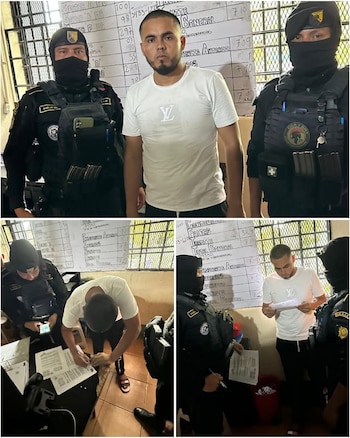 Cuatro imágenes de un hombre con barba corta, vestido de blanco, flanqueado por dos policías uniformados, mientras firma y revisa documentos