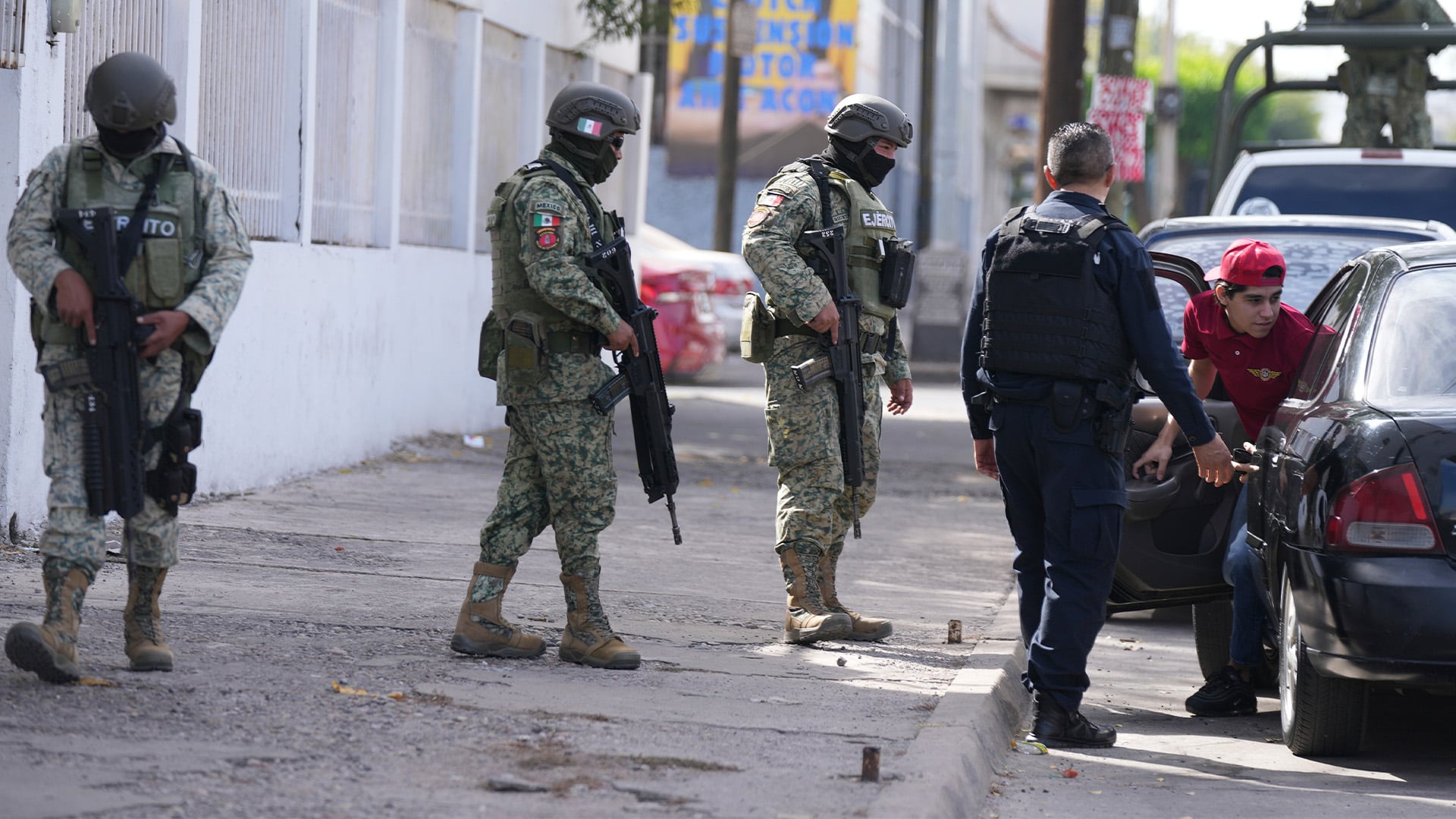 Policías y soldados revisan a conductores en un control de seguridad en Culiacán, en el estado de Sinaloa, México, el miércoles 26 de febrero de 2025. (AP Foto/Fernando Llano)