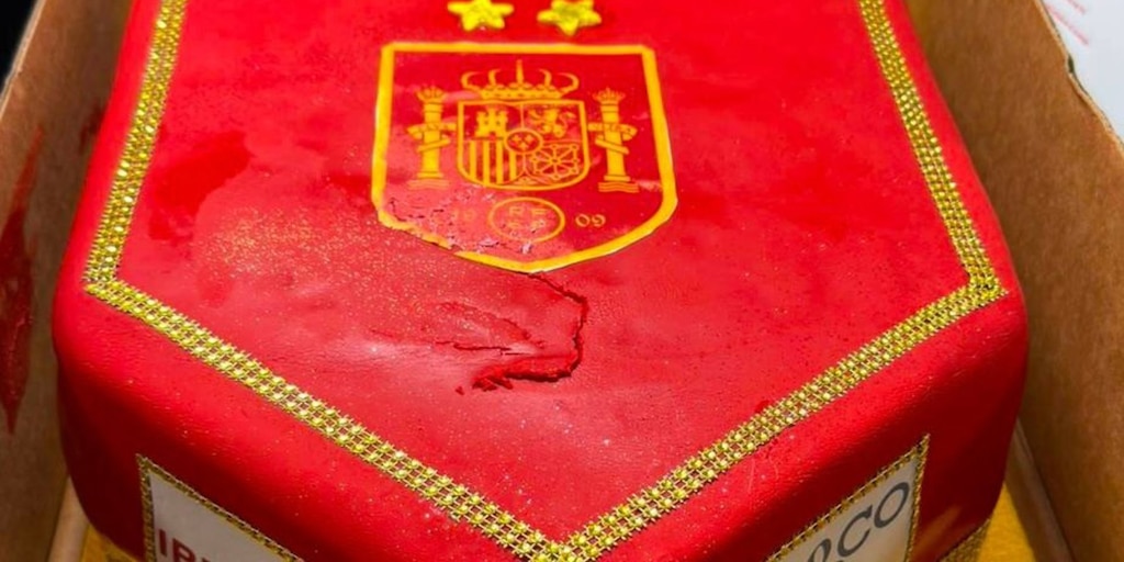 Iberia regala a la selección una tarta con las dos estrellas en el avión tras ganar el Mundial