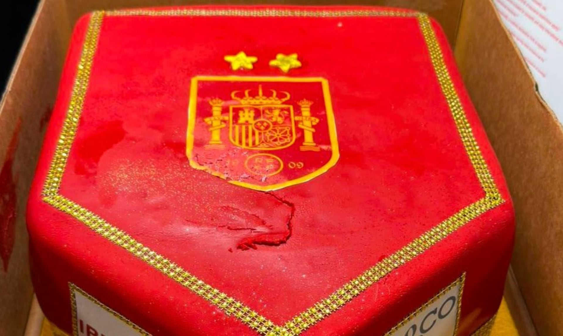 Iberia regala a la selección una tarta con las dos estrellas en el avión tras ganar el Mundial