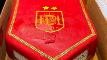 Iberia regala a la selección una tarta con las dos estrellas en el avión tras ganar el Mundial