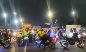 Motociclistas bloquean la calle 26