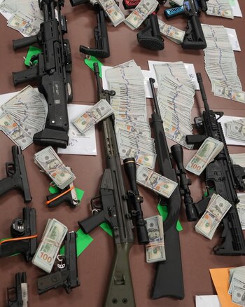 Las autoridades incautaron dinero en