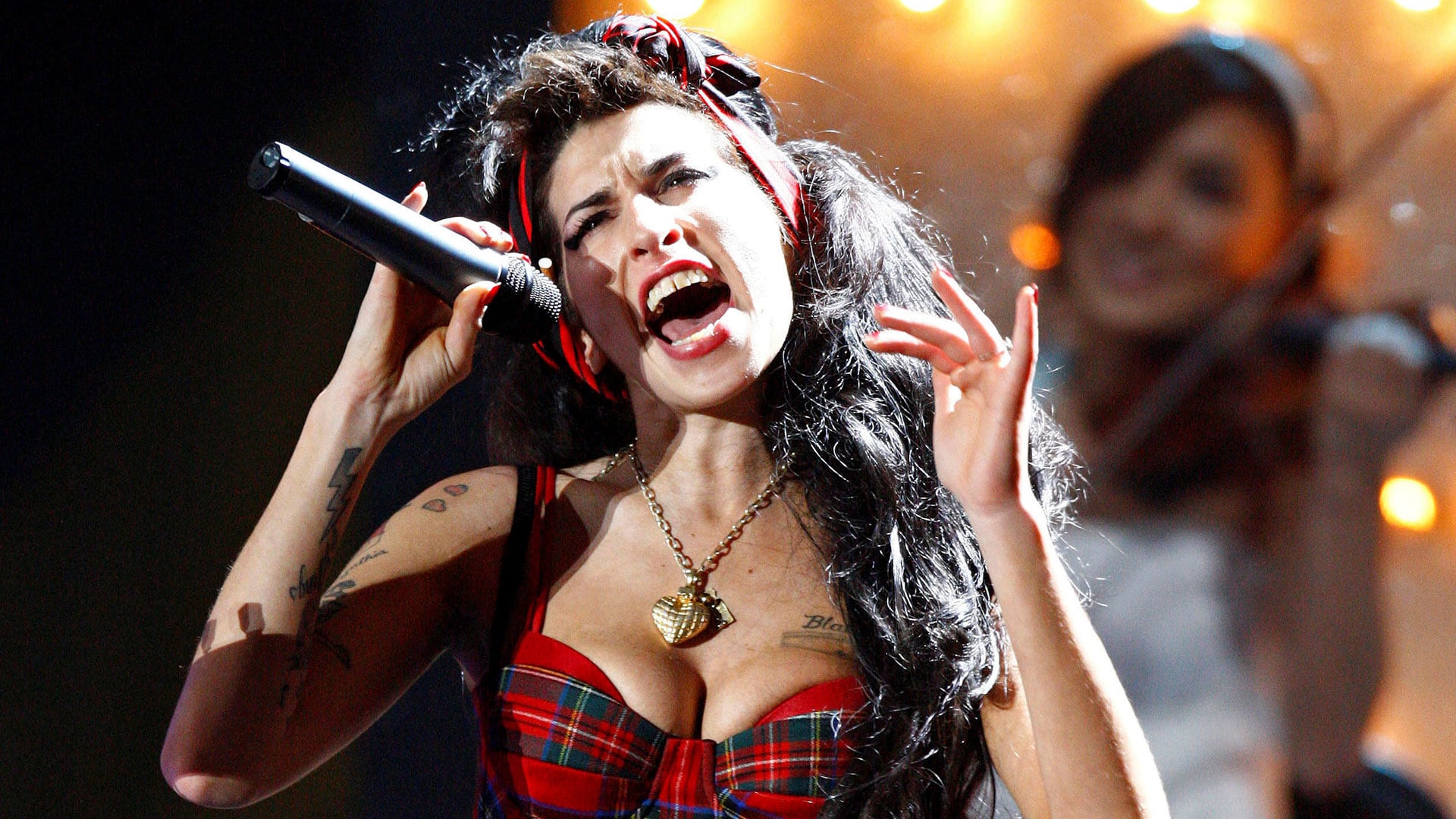 El rechazo inicial de las casas de lujo llevó a Amy Winehouse a usar marcas independientes y ropa vintage (Reuters)
