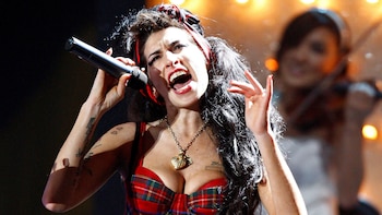El rechazo inicial de las casas de lujo llevó a Amy Winehouse a usar marcas independientes y ropa vintage (Reuters)
