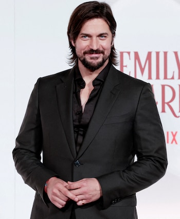 Lucas Bravo aseguró que tomó un vuelo de 7 horas solo para abrazar a su novia. REUTERS/Remo Casilli