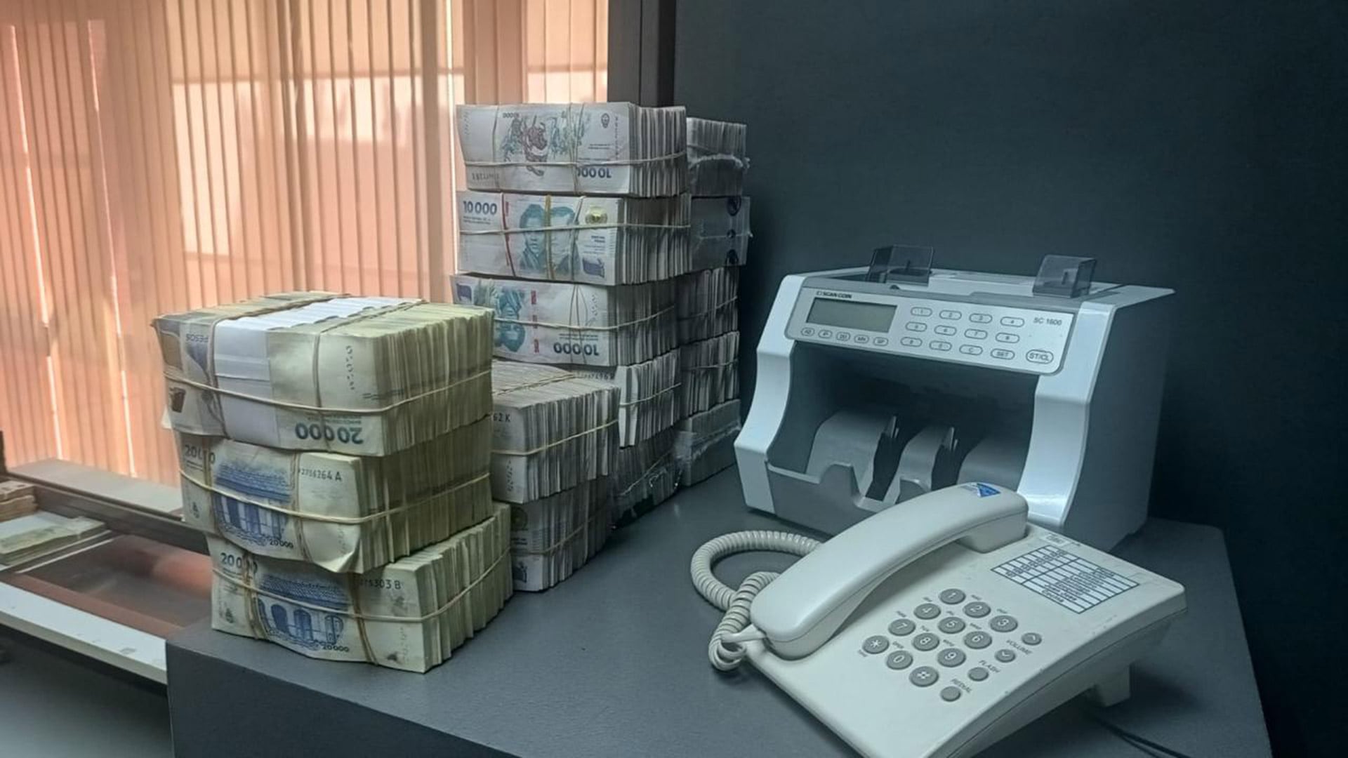 Los agentes de ARCA secuestraron $199.492.700, US$357.153, 1.090.180 pesos uruguayos, 13.070 euros, 5171 reales y 3100 libras esterlinas