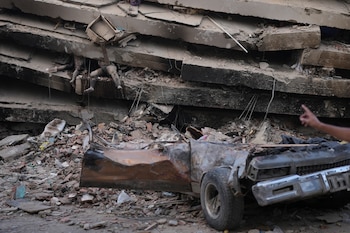 Corpos permanecem presos sob os escombros de um prédio desabado três dias depois que um terremoto atingiu La Guaira, Venezuela, sábado, 27 de junho de 2026 (AP/Matias Delacroix)