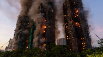 El devastador incendio que dejó 168 muertos en un complejo residencial de Hong Kong fue provocado por una colilla de cigarrillo